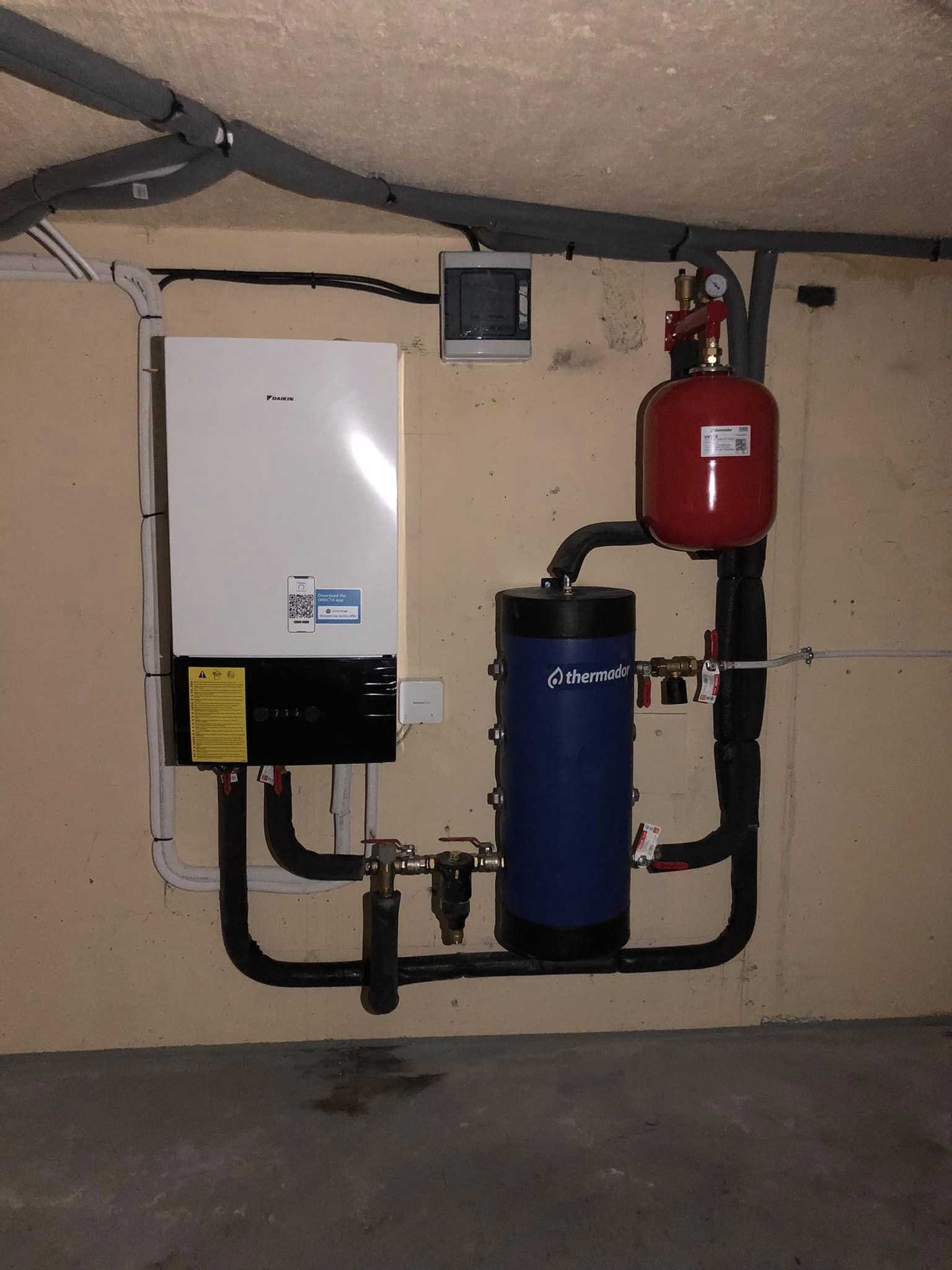 Installation d'une chaudière Daikin et d'un ballon tampon Thermador par Team Pro Confort