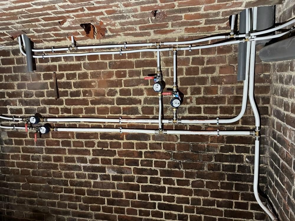 Réseau de compteurs d'eau et raccordements de plomberie installés par Team Pro Confort
