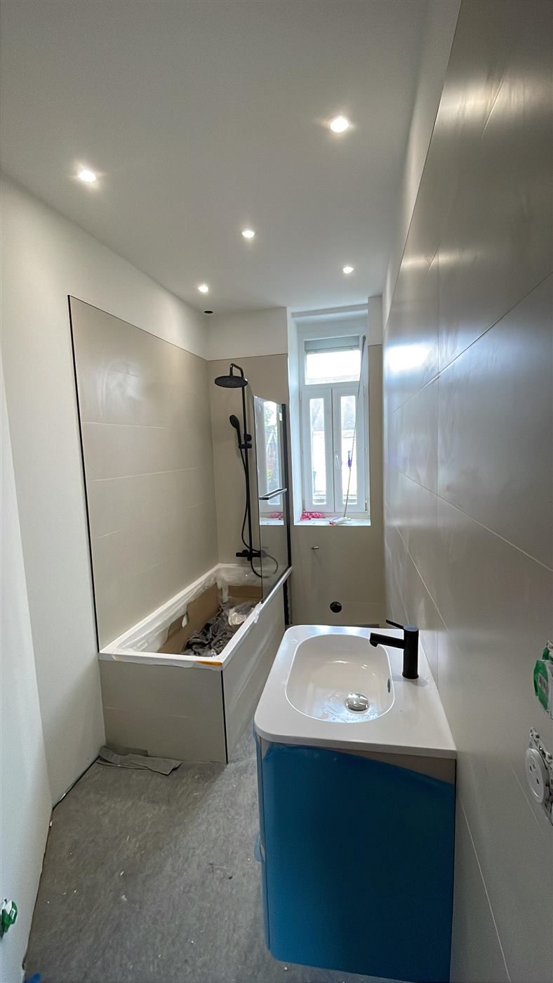 Rénovation complète d'une salle de bain avec baignoire et douche par Team Pro Confort