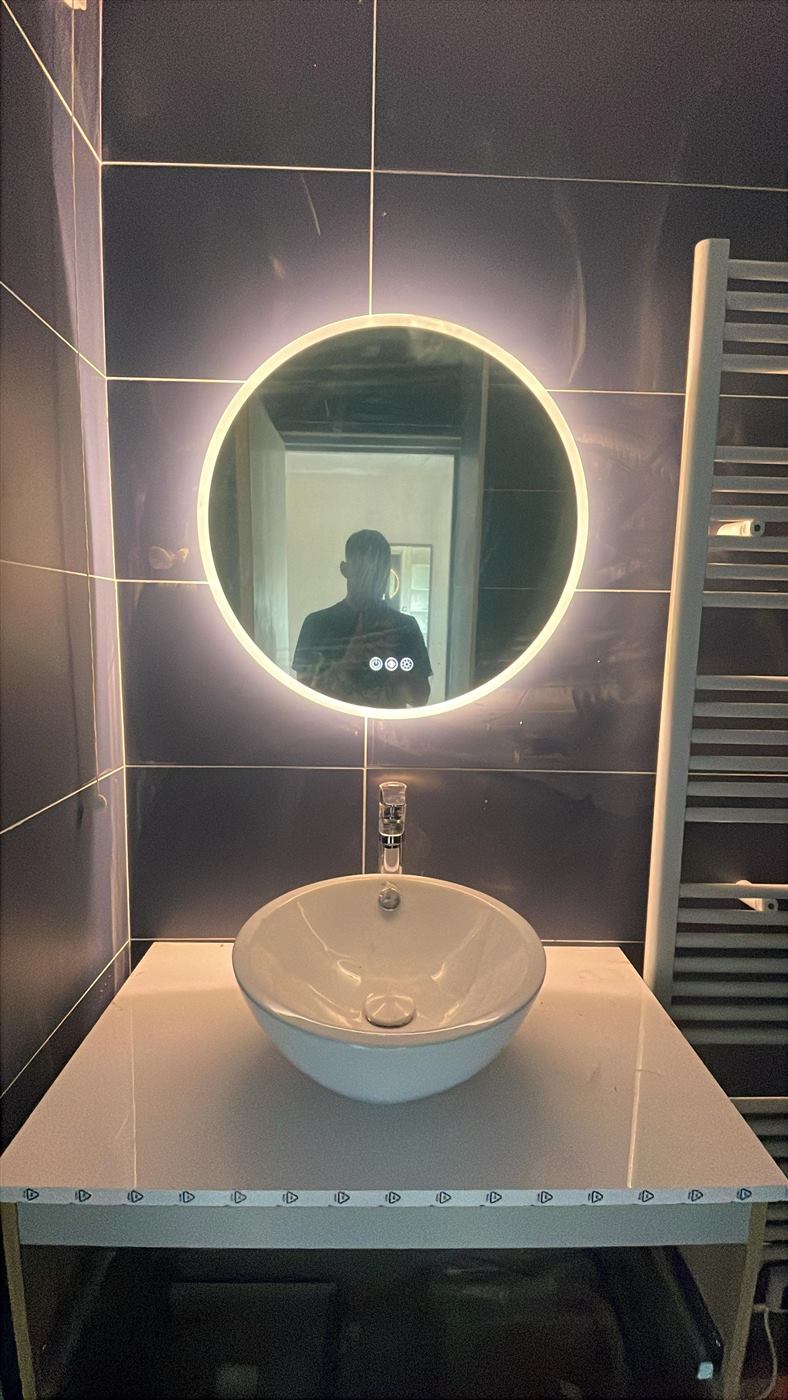 Rénovation de salle de bain : vasque à poser et miroir lumineux LED installés par Team Pro Confort